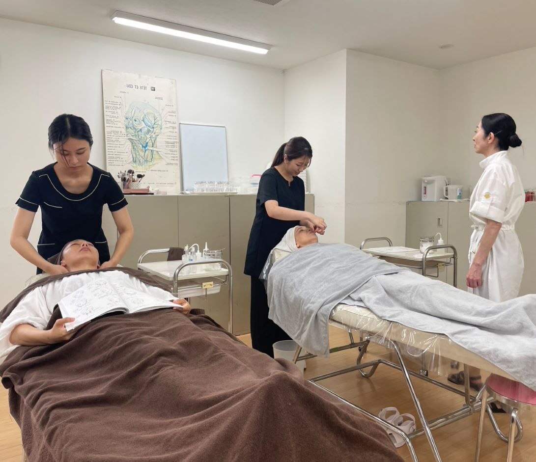 やった！フェイシャル＆ボディコース100期生 全員が理論卒業